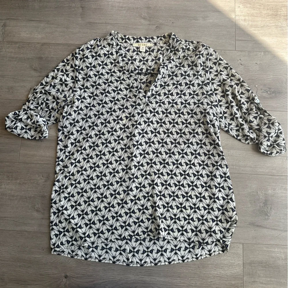 Miami v-neck blouse with roll up sleeves - size medium